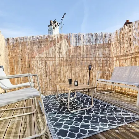 Skyline,downtown Station, Terrace, Netflix Apartman